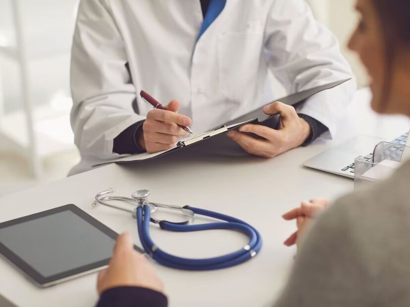 সিনিয়র MBBS ডাক্তার:১০ বছরের বেশি অভিজ্ঞতা সম্পন্ন ডাক্তাররা 'এক্সপেরিয়েন্সড' অভিজ্ঞ সিনিয়র এমবিবিএস ডাক্তার হিসেবে অভিহিত হন। এই ক্ষেত্রে, তাঁদের বেতন তাঁদের পদ অনুসারে নির্ধারিত হয়। সরকারি হাসপাতালে এই বেতন প্রতি মাসে ১.৫০ লক্ষ থেকে ২.৫ লক্ষ টাকা এবং বেসরকারি হাসপাতালে ২ লক্ষ থেকে ৪ লক্ষ টাকা হতে পারে।
