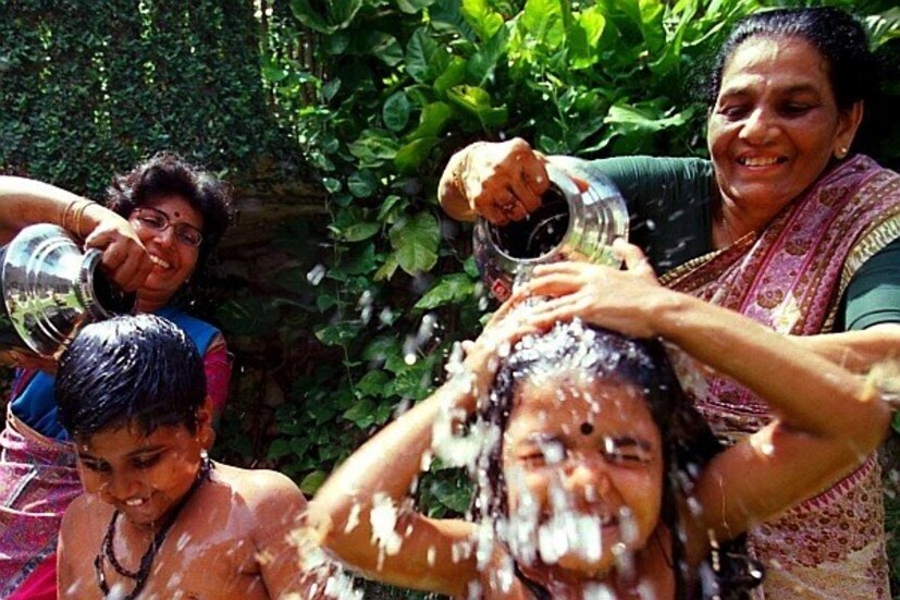 স্নানের অনেক উপকারিতা থাকলেও শীতে অনেকেই স্নান করতে চান না। এই অভ্যাসটি অস্বাস্থ্যকর এবং আপনার স্বাস্থ্যের জন্য বিপজ্জনক। শীতকালেও স্নানের অভ্যাস মেনে চললে ভাল হয়। শীতকালে স্নানের জন্য এখানে কিছু গুরুত্বপূর্ণ 'নিয়ম' শেয়ার করা হল।