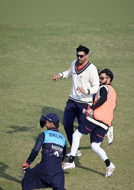 রনজি ট্রফিতে রেলওয়েজের বিরুদ্ধে খেলবে দিল্লি। সেই ম্যাচে খেলবেন বিরাট কোহলি।