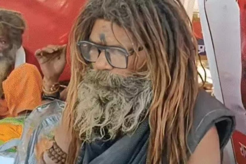 গঙ্গাসাগরের স্ত্রী ধানোয়া দেবী। তাঁর দুই পুত্র কমলেশ এবং বিমলেশ। যদি কুম্ভমেলায় গঙ্গাসাগরকে খুঁজে পাওয়া যায়, এই আশা নিয়েই প্রয়াগরাজে এসেছিলেন তাঁরা। তাঁরা ভাবতেই পারেননি, সত্যিই দেখা মিলবে গঙ্গাসাগরের। তাঁরা দেখেন, মেলায় এক ব্যক্তি হুবহু গঙ্গাসাগরের মতো দেখতে। এমনকি মিলে যায় গঙ্গাসাগরের শরীরে থাকা চিহ্নগুলিও, যেমন লম্বা দাঁত,কপালে কাটা দাগ, হাঁটুতে কাটা দাগ।