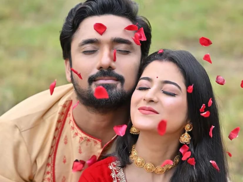 ছোট পর্দার চেনা জুটির বিয়েতেও ফিল্মি ছোঁয়া। সূত্রের খবর, প্রসেনজিৎ চট্টোপাধ্যায়ের বিখ&#x200d;্যাত গান ‘চোখ তুলে দেখো না কে এসেছে’-এর তালে তালে নাচতে নাচতে বিয়ের আসরে পা রেখেছেন রুবেল। দেখেই লজ্জায় লাল শ্বেতা।