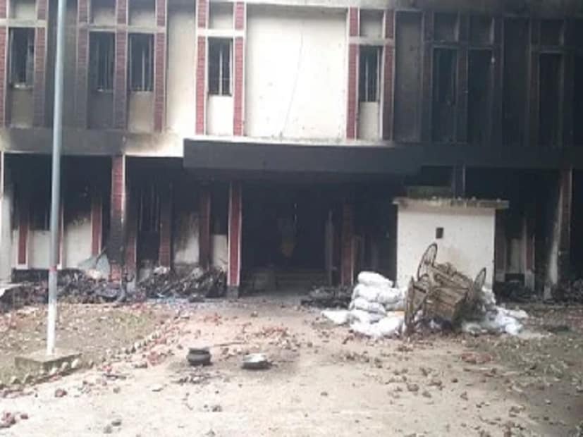 গত ৪ অগাস্ট আওয়ামী লীগ সরকার পতনের এক দফা আন্দোলন চলাকালীন এনায়েতপুর থানায় ভাঙচুর ও অগ্নিসংযোগ করে ভারপ্রাপ্ত কর্মকর্তা (ওসি) আবদুর রাজ্জাক-সহ ১৩ পুলিশ সদস্যকে পিটিয়ে হত্যা করা হয়। সেই সঙ্গে অস্ত্র লুট ও থানা ভবনে অগ্নিসংযোগ করা হয়। গুরুতর আহত অবস্থায় হাসপাতালে চিকিৎসাধীন অবস্থায় আরও দুই পুলিশকর্মী মারা যান।