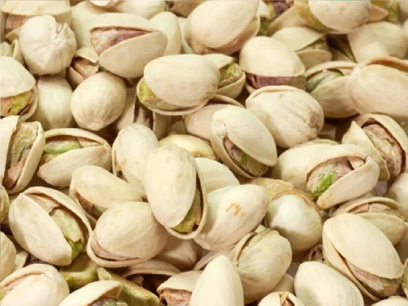 পেস্তা (Pistachios) পিস্তা অ্যান্টিঅক্সিডেন্ট ও ফাইবারের শক্তিশালী উৎস। এটি শরীরের বিপাক প্রক্রিয়াকে উন্নত করে এবং ইনফ্লেমেশন কমিয়ে ইউরিক অ্যাসিড নিয়ন্ত্রণে রাখে। এছাড়া পিস্তার ক্ষারধর্মী প্রকৃতি শরীরের pH ব্যালেন্স ঠিক রাখতে সাহায্য করে, যা ইউরিক অ্যাসিড স্ফটিক জমতে দেয় না।