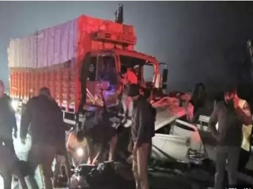 শালিনীর স্বামী বিয়ের আগে জানিয়েছিলেন তিনি অটোমোবাইল সেক্টরে কাজ করেন। শালিনী তাঁর হবু স্বামীর বলার কায়দায় ভেবেছিলেন, বড় কোনও পদে কাজ করেন নিশ্চয়ই। তাই আর বিশদে জিজ্ঞাসা করেননি। কিন্তু পড়ে যা জানা গেল... husband told job description in English before marriage wrong English Weak English ruined life after wedding truth revealed by wife