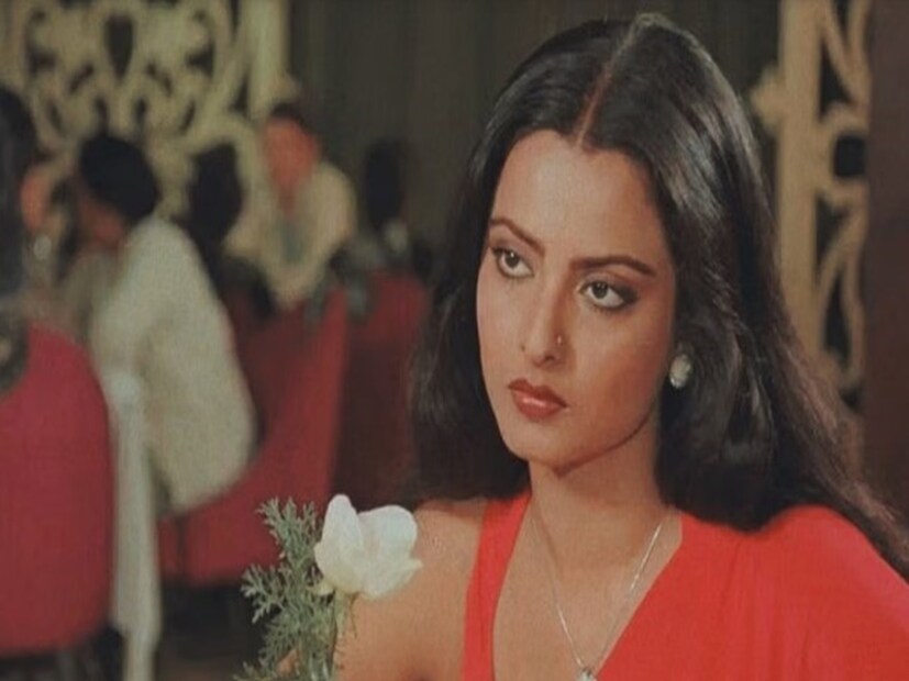 রেখা মানেই 'এভারগ্রিন'! তাঁর বয়স শুধু ক্যালেন্ডারেই বাড়ে। প্রজন্মের পর প্রজন্মের হৃদয়ে তাঁকে দেখে পিংপং বলের মতো লাফায়। তিনি কোটি কোটি মানুষের দিবাস্বপ্ন! অথচ ‘উমরাও জান’-এর গোটা জীবনটাই কেটে গেল সম্পর্ক ভাঙা-গড়ায়। আট থেকে আশি যাঁর 'দিওয়ানা', সেই রেখাই নাকি জীবনে কোনও পুরুষের ভালবাসা পাননি। তেমনটাই দাবি স্বয়ং রেখার। 