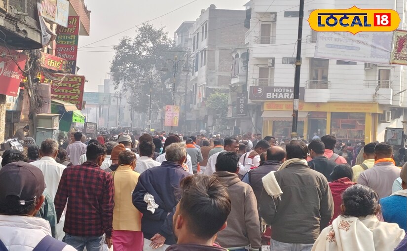 অনেকেই আবার মহাকুম্ভ যাওয়ার আগেই আসছেন বারণসীতে। দৈনিক গড়ে কয়েক লক্ষ পূর্নার্থীরা পুজো দিতে আসছেন এবং গঙ্গা আরতি দেখতে। মঙ্গলবার রেকর্ড ছিল পুণ্যার্থীর সংখ্যা। প্রায় ১০লক্ষ ভক্ত সমাগম হয়েছিল বলে সুত্রের খবর। 