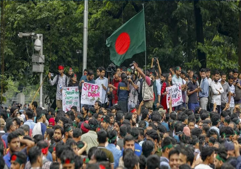 দু’দেশেই সাধারণ মানুষের একাংশের একে অপরের বিরুদ্ধে ক্ষোভের সঞ্চার হয়েছে। এই টানাপড়েনের আবহে, ভারতের বিদেশসচিব বিক্রম মিস্রী ঢাকায় গিয়ে ইউনূস প্রশাসনের সঙ্গে বৈঠকও করেন। বৈঠকের পরে দু’পক্ষই জানায়, তারা একে অন্যের সঙ্গে সুসম্পর্ক চায়।
