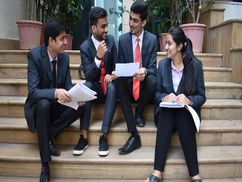 NIRF র&#x200d;্যাঙ্কিং অনুযায়ী দেশের সেরা ১০ মেডিক্যাল কলেজের তালিকা: প্রথম স্থানে রয়েছে নয়াদিল্লির অল ইন্ডিয়া ইনস্টিটিউট অফ মেডিক্যাল সায়েন্সেস (AIIMS)। গত কয়েকবছর ধরে মেডিক্যাল ক্যাটেগরির সেরা বিশ্ববিদ্যালয় এটি। পড়াশোনার খরচ নামমাত্র ফি বাবদ প্রতি বছর ছাত্রছাত্রীদের দিতে হয় ১৬০০ থেকে ১৭০০ টাকা।