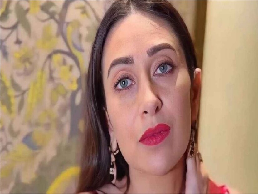 অজয় দেবগণের সঙ্গে সেই সময় প্রেম ছিল করিশমা কাপুরের। সেই সম্পর্ক ভাঙেই অক্ষয়ের জন্য। অক্ষয় খান্নার কাছে গিয়ে বড় মেয়ের সঙ্গে বিয়ের কথাও বলে ফেলেন রণধীর। কিন্তু করিশমার মা অভিনেত্রী ববিতা কাপুর এই বিয়েতে রাজি হননি।