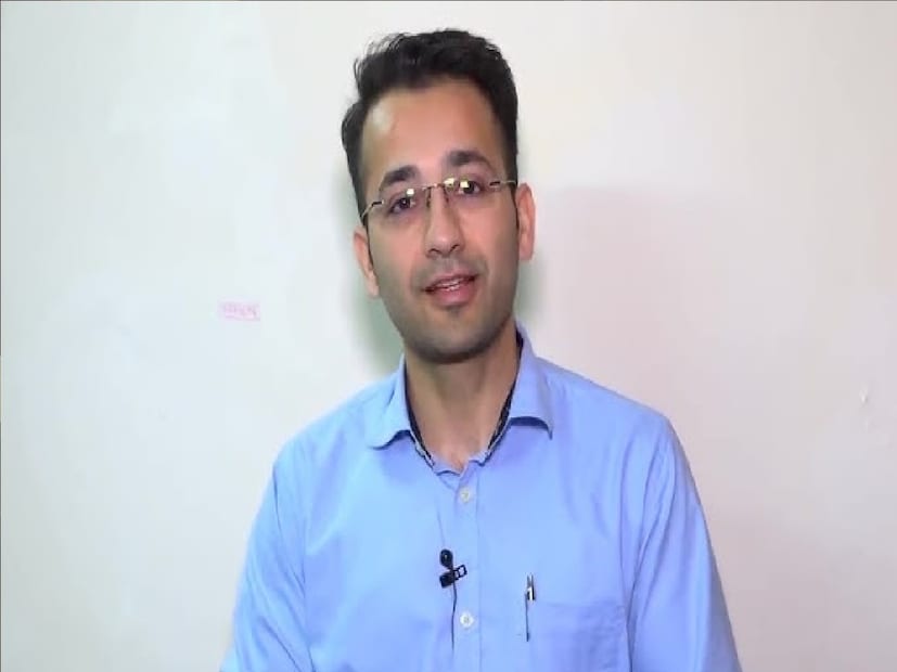 ব্যক্তিত্ব গঠনে জোর: ইন্টারভিউতে সফল হতে গেলে ব্যক্তিত্ব গঠনে জোর দেওয়া উচিত। এমনটাই পরামর্শ দিচ্ছেন জুনায়েদ আহমেদ। ব্যক্তিত্ব যেন আকর্ষণীয় হয়। তিনি বলছেন, “ব্যক্তিত্বের প্রতি বিশেষ জোর দিন। আপনার কথা বলার ভঙ্গী, হাঁটাচলা, বসার ভঙ্গী, সবকিছুই খুঁটিয়ে লক্ষ করা হয়।”