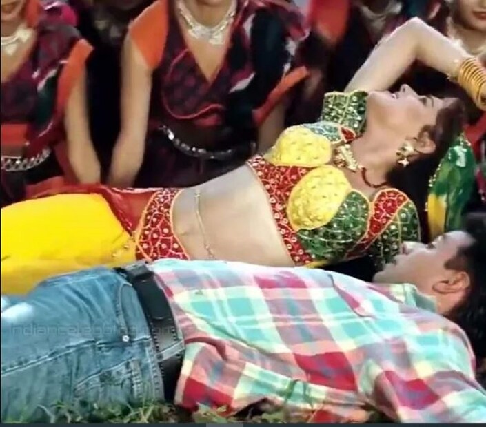 মমতা কুলকার্নির প্রেমে পাগল ছিলেন মুম্বইয়ের তৎকালীন অন্ধকার জগতের বড় বড় ডনরাও। লাস্যময়ী নায়িকার প্রেমে পড়েন ছোটা রাজন। যদিও সেই সম্পর্ক ভেঙে যায় পরবর্তীতে বিয়েও করেন ড্রাগ মাফিয়া ভিকি গোস্বামীকে।