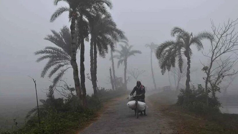 শীতের দাপট রয়েছে যথেষ্ট। এরই পাশাপাশি থাকছে কুয়াশার প্রভাব। ‌ দক্ষিণের পূর্ব বর্ধমান, পশ্চিম বর্ধমান, পুরুলিয়া, বাঁকুড়া , পূর্ব মেদিনীপুর , বীরভূম, নদিয়া জেলাগুলিতে কুয়াশার দাপট থাকবে সকালের দিকে।