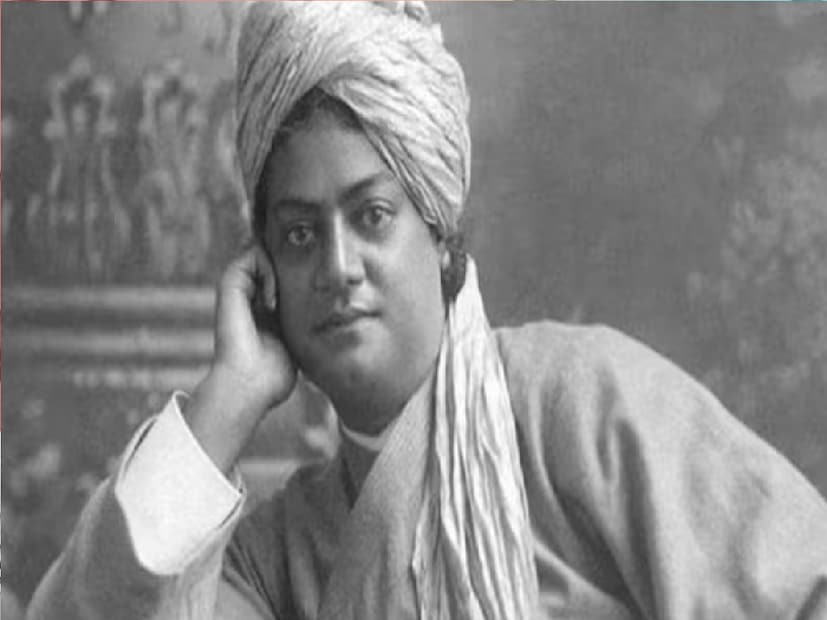 জীবনে তিনটি আদর্শ চোখ বন্ধ করে মেনে চলার কথা বলেছেন স্বামীজী। তিনি বলেছেন, 'যারা তোমায় সাহায্য করেছে, তাঁদের কখনও ভুলে যেও না। যারা তোমাকে ভালোবাসে, তাদের কোনওদিন ঘৃণা করো না। আর যারা তোমাকে বিশ্বাস করে, তাদের কখনও ঠকিয়ো না।'