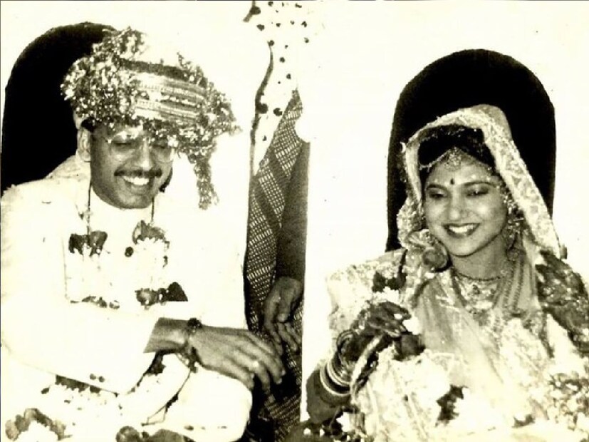 আর নীরজের পক্ষেও একই ভাবে ব্যবসা ছেড়ে আসা সম্ভব নয়। তাই বাড়িতে যখন তাঁরা বিয়ের কথা জানিয়েছিলেন, দুই বাড়িই তাতে রাজি হয়নি। এ বিয়ে টিকবে না, এমন আশঙ্কাই প্রকাশ করেছিলেন পরিবারের লোকজন। তাঁরা শোনেননি, সম্পর্কে বিশ্বাস রেখে আজও সবাইকে ভুল প্রমাণ করে চলেছেন অলকা-নীরজ জুটি।