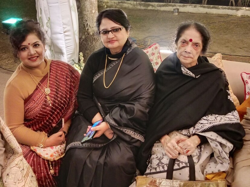 এদিকে দিন কয়েক আগেই স্নেহাশিস গঙ্গোপাধ্যায় নিজের দীর্ঘদিনের গার্লফ্রেন্ডের সঙ্গে দ্বিতীয় বিয়ে সেরেছেন কিন্তু সে বিয়েতে হাজির হতে পারেননি স্নেহাশিস- সৌরভের মা৷ কিন্তু নাতনির এনগেজমেন্টে উপস্থিত ছিলেন স্নেহার ঠাকুমা নিরূপা গঙ্গোপাধ্যায়৷