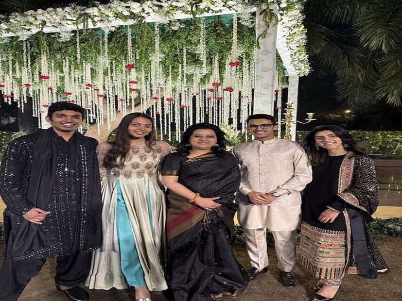 এদিকে সানা দিদির এনগেজমেন্ট উপলক্ষ্যে হাতে পরেছিলেন মেহেন্দি৷ দিদি ও হবু জামাইবাবুর সঙ্গে ফটোশ্যুট সানা-র ৷
