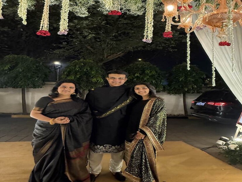 কালার কোঅর্ডিনেশনের পোশাক পরেছিলেন সৌরভ-ডোনা ও সানা৷ তিনজনেই কালো রঙের পোশাক পরেছিলেন৷ সৌরভ শেরওয়ানি, ডোনা শাড়ি ও সানা এথনিক ইন্ডিয়ান ড্রেস পরেছিলেন৷