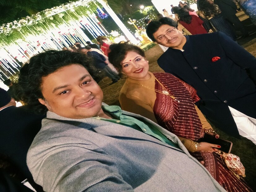 দিন কয়েক আগেই স্নেহাশিস গঙ্গোপাধ্যায়ের দ্বিতীয় বিয়ে নিয়ে নিজের অখুশির কথা জানিয়েছিলেন মোম গঙ্গোপাধ্যায়৷  কিন্তু মেয়ের এনগেজমেন্ট হাজির ছিলেন স্নেহাশিস  ও মোম দুজনেই৷