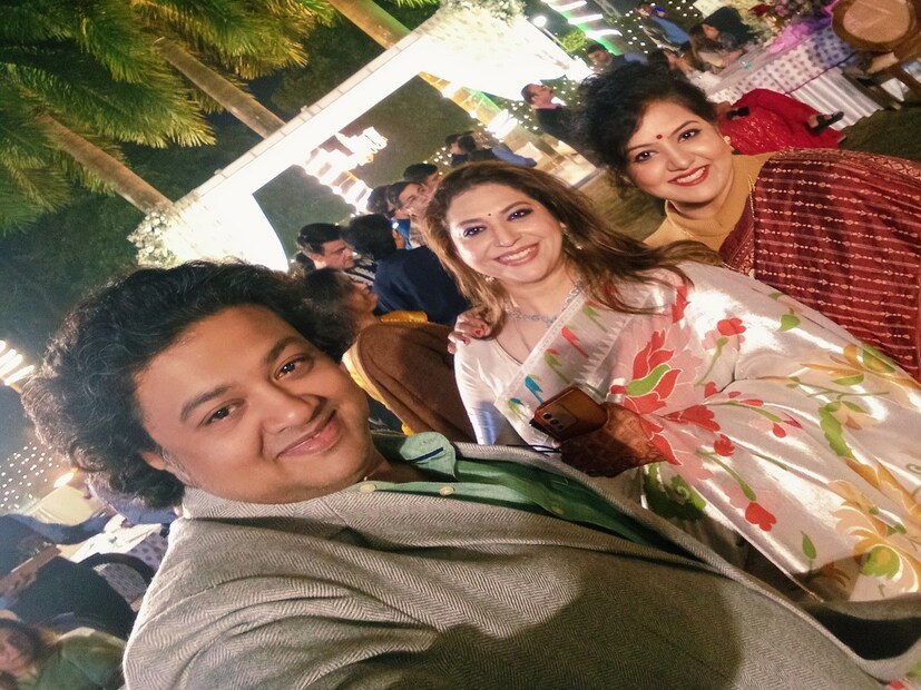 সানা ও স্নেহা গঙ্গোপাধ্যায় বাড়ির দুই মেয়েই বিদেশে চাকরি করে৷ তবে এনগেজমেন্টের আসরে সকলেই এসেছিল নিজেদের কাজ বাদ দিয়ে৷
