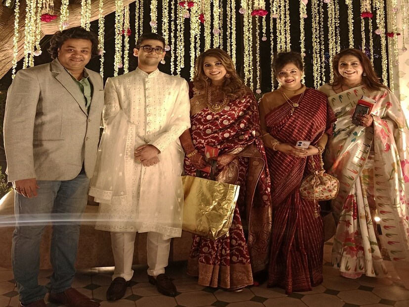 এদিকে গঙ্গোপাধ্যায় বাড়ির প্রথম জামাই সাদা পোশাক পরেছিলেন৷ অন্যদিকে স্নেহা পরেছিলেন পার্পল কালারের গর্জাস শাড়ি৷