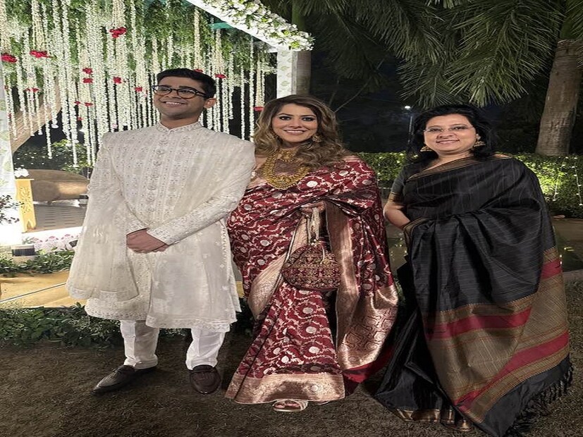 Snehasis Ganguly's Daughter Engagement: স্নেহাশিস গঙ্গোপাধ্যায়ের প্রাক্তন স্ত্রী মম গঙ্গোপাধ্যায় গত বছরেই সুখবর দিয়েছিলেন৷ যে তাঁর ও স্নেহাশিসের একমাত্র কন্যা স্নেহা নিজের লাইফ পার্টনার বেছে নিয়েছেন আর বছরের শুরুতেই গঙ্গোপাধ্যায় বাড়িতেই বসল দারুণ আনন্দোৎসবের আসর৷ স্নেহাশিস গঙ্গোপাধ্যায়ের মেয়ে স্নেহার এনগেজমেন্ট উপলক্ষ্যে এক ছাদের তলায় সকলে৷ Photo Courtesy - Facebook 