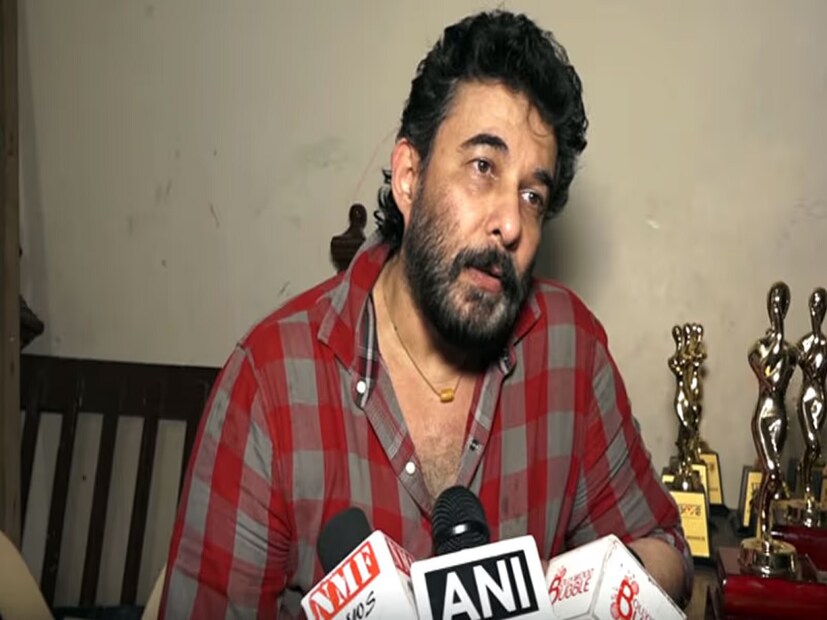 বহু সাক্ষাৎকারে এই বিষয়টা তুলে ধরেছেন দীপক তিজোরি। অন্যদিকে, সংবাদমাধ্যমের সামনে নিজের দিকটাও স্পষ্ট রেখেছিলেন শিবানী। তাঁর দাবি, তিনি দীপকের কাছে স্বীকার করে নিয়েছিলেন যে, প্রথম বিয়েটা তাঁর ভুল ছিল। 