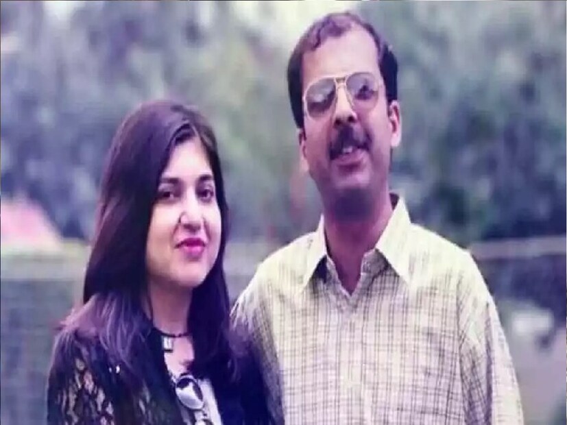 সেখান থেকে বন্ধুত্ব এবং প্রেম। ব্যবসার প্রয়োজনে মুম্বই এলে অলকার বাড়িতেও আসতেন নীরজ। অলকা তখন তাঁর কেরিয়ারের একবারে শীর্ষে, তাঁর পক্ষে মুম্বই ছেড়ে শিলংয়ে গিয়ে থাকা অসম্ভব ছিল।