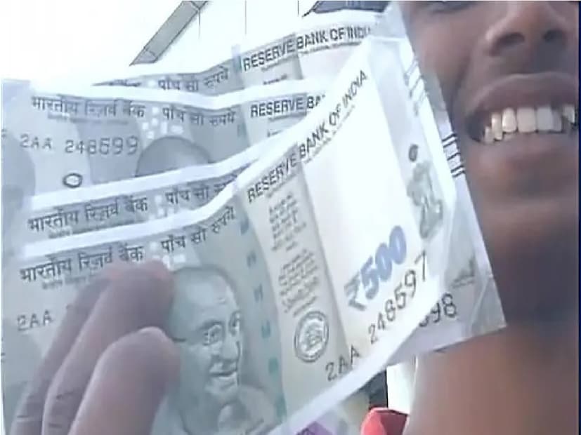 একটি আসল ৫০০ টাকার ভারতীয় নোটের বৈশিষ্ট্য কী?১০ জানুয়ারি, ২০২৫ পর্যন্ত ভারতীয় রিজার্ভ ব্যাঙ্কের আরবিআই কেহতা হ্যায় ওয়েবসাইট অনুসারে, মহাত্মা গান্ধী (নতুন) সিরিজের ৫০০ টাকার ব্যাঙ্কনোটে গভর্নর, রিজার্ভ ব্যাঙ্ক অফ ইন্ডিয়ার স্বাক্ষর রয়েছে৷  নোটটির বিপরীতে ‘লাল কেল্লা’-র মোটিফ রয়েছে, যা দেশের সাংস্কৃতিক ঐতিহ্যকে চিত্রিত করে। নোটের মূল রঙ পাথর ধূসর। নোটটিতে অন্যান্য ডিজাইন এবং জ্যামিতিক প্যাটার্ন রয়েছে যা সামগ্রিক রঙের স্কিমের সাথে সারিবদ্ধ, বিপরীত এবং বিপরীত উভয়ই। নোটটির আকার ৬৬mm*১৫০mm। Photo- Representative