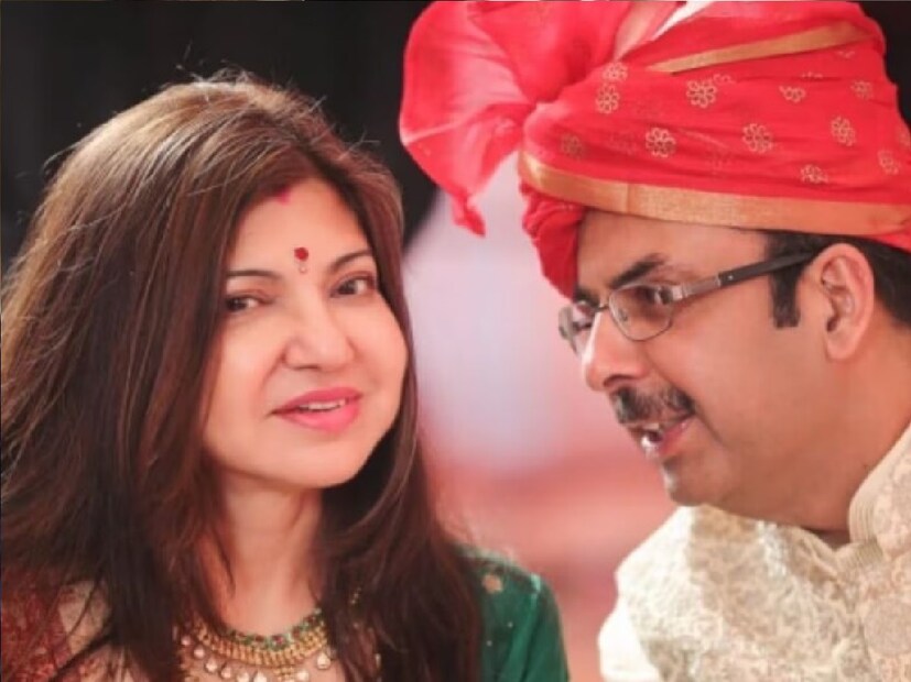 এ রকম পরিস্থিতিতে বেশির ভাগ সম্পর্কেই বিচ্ছেদ আসে। অলকা-নীরজের ক্ষেত্রে কিন্তু তা হয়নি। তাঁদের মধ্যে বোঝাপড়া এমনই। তাঁদের পরিচয় অনেকটা ফিল্মের মতোই। মায়ের সঙ্গে অলকা দিল্লি গিয়েছিলেন এক বার। স্টেশনে তাঁদের নিতে আসেন নীরজ। তাঁরা কেউই একে অপরকে চিনতেন না। নীরজ ছিলেন অলকার মায়ের বন্ধুর আত্মীয়। প্রথম দেখাতেই ভাল লেগে গিয়েছিল একে অপরকে।
