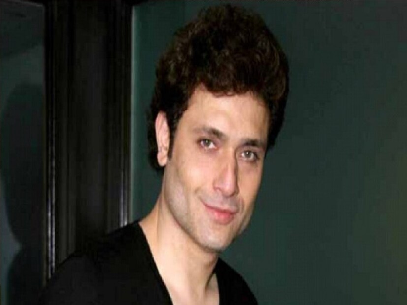 পরিচারিকার অভিযোগের ভিত্তিতে ২০০৯ সালের ১৪ জুন গ্রেফতার হয়েছিলেন সাইনি আহুজা। অভিনেতার পরিচারিকার অভিযোগ ছিল, স্ত্রী-র বাপের বাড়ি যাওয়ার সুযোগ নিয়ে ফাঁকা ফ্ল্যাটে তাঁকে ধর্ষণ করেছেন অভিনেতা, পরে ‘চাপের মুখে’ বয়ান বদলালেও ২০১১ সালে নিম্ন আদালত ভারতীয় দণ্ডবিধির ৩৭৬ ধারা অনুযায়ী দোষী সাব্যস্ত করে সাইনিকে। (ছবি-- সোশ্যাল মিডিয়া)
