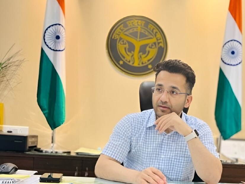 পুরো পরীক্ষার সবচেয়ে শেষ এবং সবচেয়ে গুরুত্বপূর্ণ ধাপ হল ইন্টারভিউ। লিখিত পরীক্ষার মতো ইন্টারভিউয়ের জন্যও প্রস্তুতি নিতে হয়। নাহলে সাফল্য অধরাই থেকে যাবে। কিন্তু চাকরিপ্রার্থীরা ইন্টারভিউয়ের প্রস্তুতি নেবেন কীভাবে? কোন কোন বিষয়ে জোর দিতে হবে? কীভাবে নিজেকে তৈরি করতে হবে?
