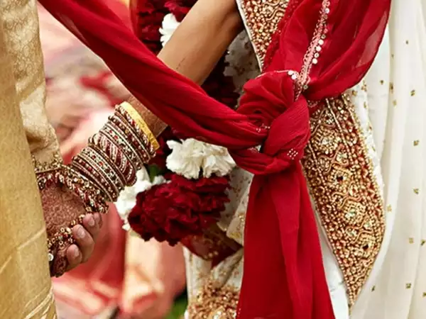 ভারতীয় সমাজে দেখাশোনা বা সম্বন্ধ করে যেমন বিয়ে হয় তেমনই আবার আজকাল বাড়ছে প্রেমের সম্পর্ক থেকে বিয়ে। প্রথম ক্ষেত্রে দুই পরিবার আগে থেকেই নিজেদের মধ্যে দেখাশোনা ও আলাপ পরিচয় করে থাকেন। পাত্র-পাত্রী অবশ্য খুব কম সুযোগই পান মেলামেশার। প্রেমের সম্পর্কে অবশ্য সেই সুযোগ থাকে।