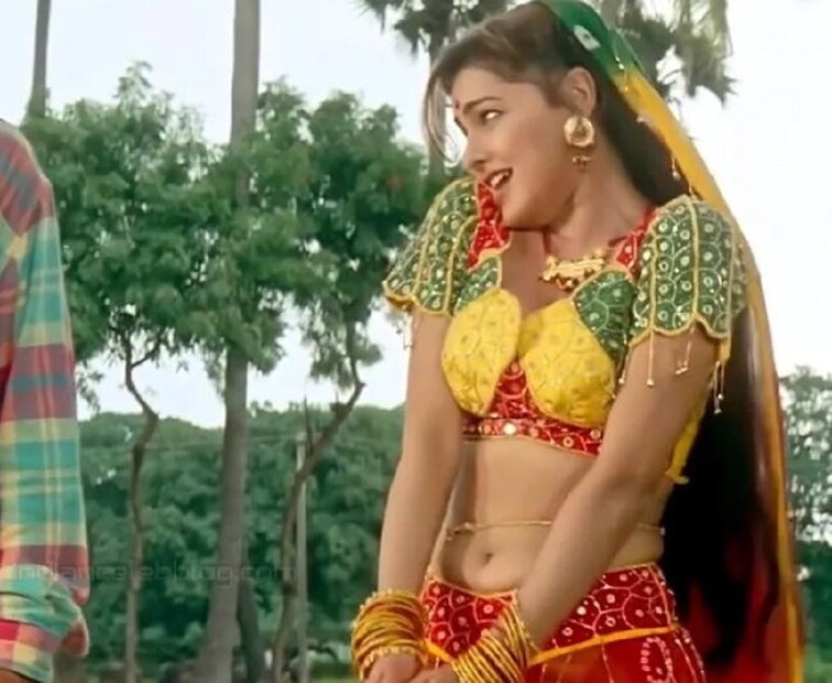 একের পর এক বিতর্ককে সঙ্গী করে মাঝপথেই স্তব্ধ হয় মমতার বলিউডের গ্ল্যামারাস কেরিয়ার।