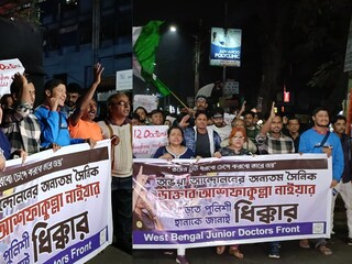 চিকিৎসকের বাড়িতে মাঝরাতে তল্লাশি, পাল্টা রাস্তায় জুনিয়র ডাক্তাররা! শ্যামবাজার থেকে অবরুদ্ধ বি টি রোড