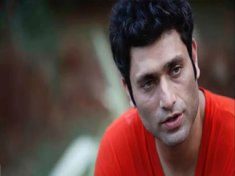 সাইনির পাসপোর্টের মেয়াদ ১০ বছরের জন্য বাড়ানোর নির্দেশ দেওয়া হয়। ২০১১ সালে ধর্ষণ মামলায় দোষী সাব্যস্ত হওয়ার মাস কয়েকের মধ্যেই শর্তসাপেক্ষে জামিন পান অভিনেতা। কিন্তু তারপর থেকেই একাধিক বিধিনিষেধ মেনে চলতে হচ্ছে তাঁকে, যার অন্যতম সাইনির পাসপোর্টের মেয়াদ মাত্র এক বছরের জন্য বাড়ানো হয়। (ছবি-- সোশ্যাল মিডিয়া)