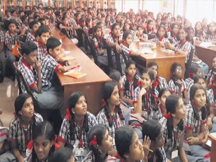 তবে ক্লাস ২ এবং তার উপর থেকে ভর্তি অফলাইন মোডের মাধ্যমে পরিচালনা করা হয়। এর জন্য অভিভাবকদের প্রতিটি ক্লাসে আসনের প্রাপ্যতা পরীক্ষা করতে হবে, যা ভর্তি শুরু করার সময় আপলোড করা হবে এবং তার পরে সেই অনুযায়ী আবেদনপত্র জমা দিতে হবে।