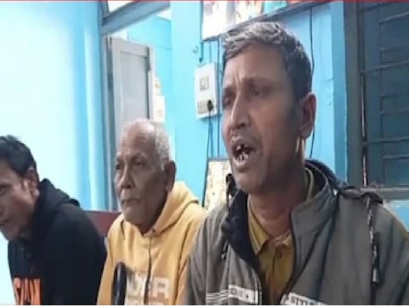 শেখ হাসিনার দেশত্যাগের পর আগস্ট ৫ তারিখ থেকে বাংলাদেশে হিন্দুদের বিরুদ্ধে অ্যান্টি-হিন্দু আন্দোলন শুরু হয়েছে। রিপোর্ট অনুযায়ী, এই পরিবারটি বলছে যে, বাংলাদেশে হিন্দুদের উপর অত্যাচারের পরিপ্রেক্ষিতে তাঁরা নিজেদের জীবন বাঁচানোর জন্য ভারতে আসতে বাধ্য হয়েছেন। 