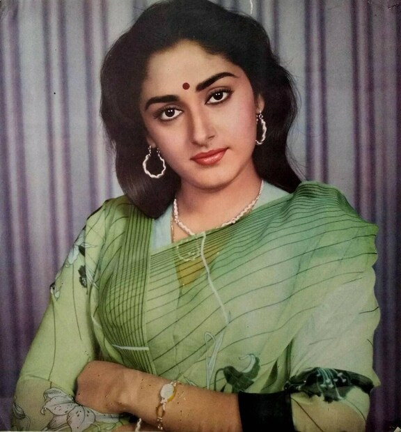 ইদানিং কালে দক্ষিণ সিনেমার বাড় বাড়ন্ত৷ বলিউডের অনেক সফল অভিনেতারাই দক্ষিণ ফিল্ম ইন্ডাস্ট্রিতে গিয়ে অভিনয় করছেন৷ যদিও একটা সময় ছিল অনেক দক্ষিণ ফিল্ম স্টার বলিউডে এসে কাজ করতেন৷ তেমনই এই সুন্দরী অভিনেত্রী৷ যিনি দক্ষিণ থেকে হিন্দি সিনেমায় আসেন এবং জনপ্রিয় হয়ে ওঠেন।