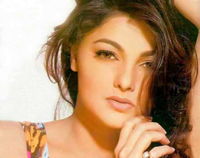তবে ৫২ বছর বয়সে এসে এই নায়িকা নিজের জীবনকে একেবারে বদলে ফেললেন! সব কিছু ছেড়ে একেবারে পথে হাঁটতে শুরু করলেন এই নায়িকা! 