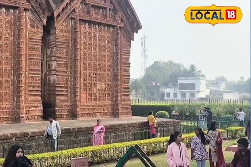 বিষ্ণুপুর ঘুরতে এলে অবশ্যই আপনাকে প্রথমে আসতে হবে রাসমঞ্চ। এখানে রয়েছে অনলাইন এবং অফলাইনে টিকিট কাটার ব্যবস্থা। অনলাইনে টিকিট কাটলে ২০ টাকা, অফলাইনে কাটলে ২৫ টাকা।
