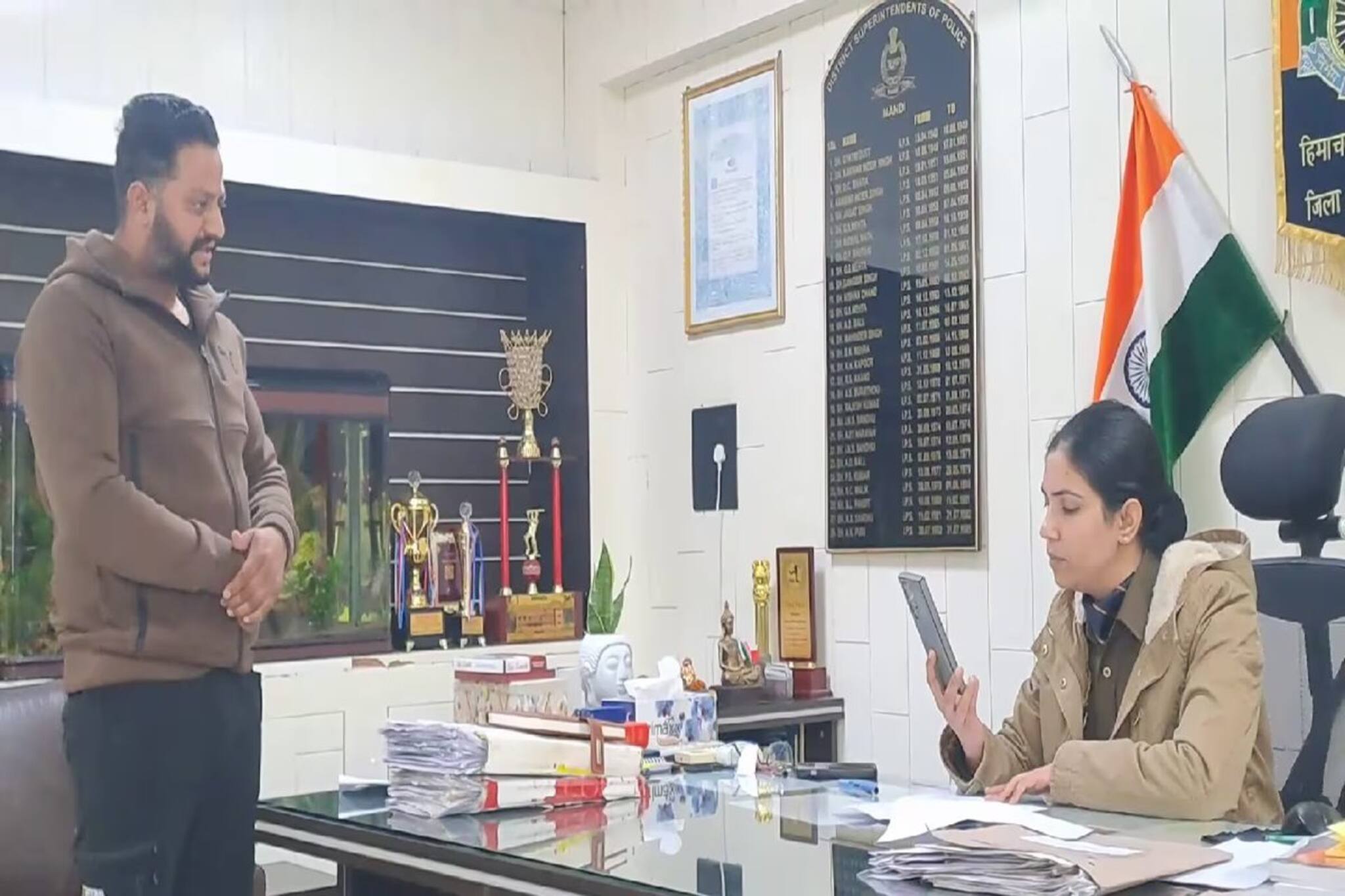 হন্তদন্ত হয়ে যুবক SP অফিসে এসে বললেন, 'ম্যাডাম, ১.০৫ লাখ কি ঠিক হল...?'