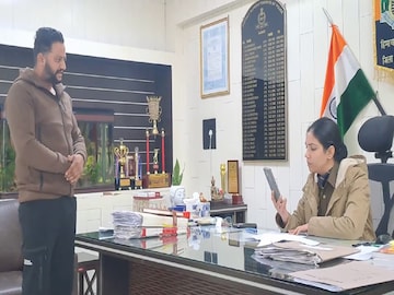 হন্তদন্ত হয়ে যুবক SP অফিসে এসে বললেন, 'ম্যাডাম, ১.০৫ লাখ কি ঠিক হল...?' সঙ্গে সঙ্গে শোরগোল!  