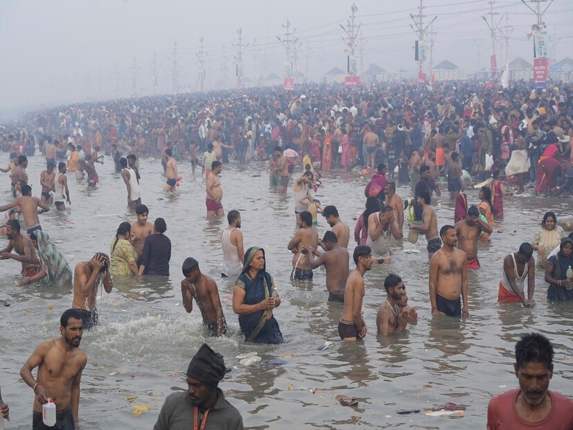 জানা গিয়েছে, মৌনী অমাবস্যায় ‘অমৃত স্নান’ করার হুড়োহুড়ি শুরু হয় তিন নদীর সঙ্গমে। তাতেই ঘটে বিপত্তি। ঘটনায় বহু পুণ্যার্থী আহত হন, অনেকে আবার ভিড়ের চাপে অসুস্থ হয়ে পড়েন। বুধবার ত্রিবেণী সঙ্গমে স্নান করতে গিয়ে পদপিষ্টের ঘটনায় অনেকের মৃত্যুর আশঙ্কাও করা হচ্ছিল। অবশেষে ৩০ জনের মৃত্যুর খবর জানিয়ে দেওয়া হল সরকারি তরফে।