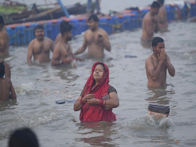 কুম্ভমেলা উপলক্ষে প্রয়াগরাজে হাজির হয়েছেন বহু মানুষ। পুরুষ এবং মহিলারা জড়ো হয়ে কুম্ভে পুণ্যস্নান করছেন। এই সুযোগেই ওই সব ভিডিও করা হচ্ছে বলে খবর। প্রতীকী ছবি।