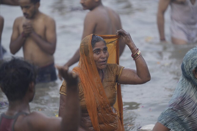 অন্যদিকে মহাকুম্ভে পদপিষ্ট হয়ে অনেকের মৃত্যুর আশঙ্কা করা হচ্ছে ৷ ঘটনাস্থলে ছড়িয়ে ছিটিয়ে পুণ্যার্থীদের যাবতীয় সামগ্রী ৷ পুণ্যার্জনে এসে প্রিয়জনকে হারিয়ে মহাকুম্ভের আকাশে বাতাসে কান্নার আওয়াজ ৷ কেউ সঙ্গমে স্নান করতে নেমে হারিয়ে যাচ্ছেন তো কেউ আবার মানুষের ভিড়ে । Photo- AP