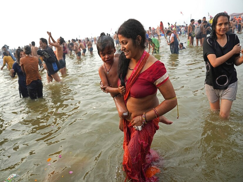 প্রয়াগরাজের মহাকুম্ভ নিয়ে বহু মানুষ এবার আগ্রহী। কিন্তু মহিলা পুণ্যার্থীদের আপত্তিকর ভিডিও সোশ্যাল মিডিয়ায় ভাইরাল করা হবে এটা অনেকেই ভাবতে পারেননি। অধিকাংশ ভিডিওই যখন মহিলারা ত্রিবেণী সঙ্গমে স্নান করছিলেন তখন নেওয়া হয়েছে। প্রতীকী ছবি