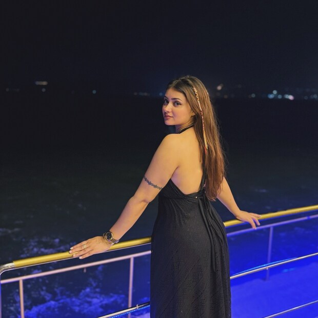 অভিনেত্রী সোহিনী গুহ রায়ের বক্তব্য, “এটা আমার প্রথম ওয়েব সিরিজ এবং আমি খুবই খুশি যে, আমার ওয়েব সিরিজ যাত্রা শুরু হচ্ছে ক্লিক-এর হাত ধরে। এখন আমি ক্লিক পরিবারের একটি অংশ হতে পেরে আপ্লুত। সহ-অভিনেতা এবং সমস্ত কলাকুশলীদের সঙ্গে এই ওয়েব সিরিজের শ্যুটিংয়ের অভিজ্ঞতা অসাধারণ ছিল। আর এই ওয়েব সিরিজের বিষয়বস্তু অত্যন্ত প্রাসঙ্গিক। সোশ্যাল মিডিয়া এখন সবার জীবনের একটি বড় অংশ হয়ে উঠেছে। কিন্তু এটি আশীর্বাদ না কি অভিশাপ, তা সম্পূর্ণ আমাদের উপর নির্ভর করে। যদি আমরা আমাদের জীবন ও সুস্থতার উপর সোশ্যাল মিডিয়াকে চেপে বসতে দিই, তাহলে সেটি একটি গুরুতর উদ্বেগের বিষয়।” Photo: Instagram