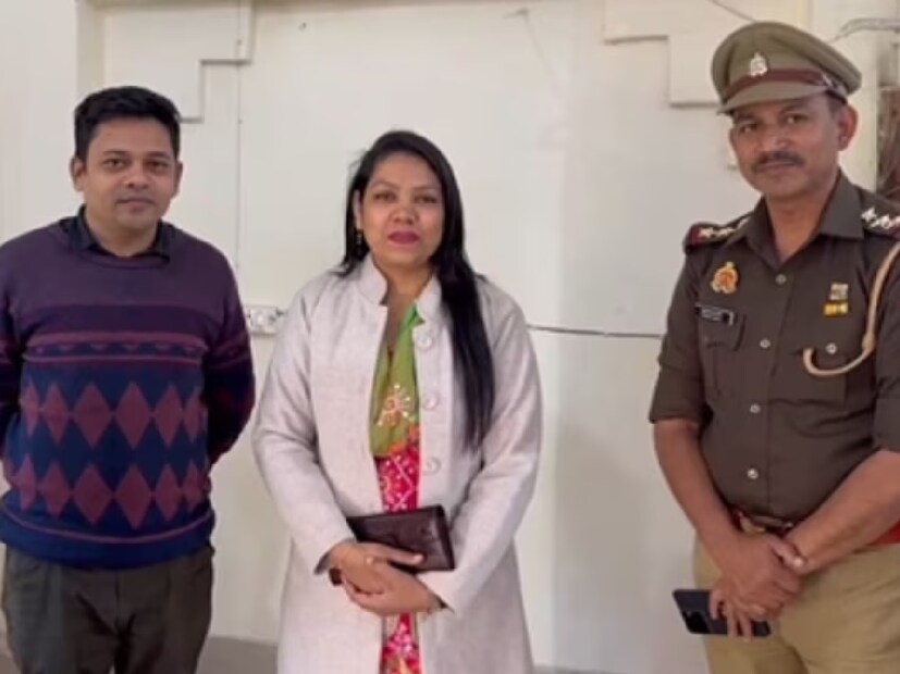 তাজমহল দেখতে গিয়ে হঠাৎ মনে পড়ল এ কী! মানিব্যাগ কোথায়? খোঁজ খোঁজ রব। মাথায় আকাশ ভেঙে পড়ল বাংলাদেশি দম্পতির। পার্স তো ফেলে এসেছেন স্টেশনেই। তার পর যা হল, চমকে উঠবেন জানলে। 