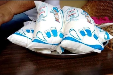 দাম কমল আমূল দুধের, তিন ধরনের জনপ্রিয় দুধের দামে বদল! বড় ঘোষণা সংস্থার দাম কমল আমূল দুধের, তিন ধরনের জনপ্রিয় দুধের দামে বদল! বড় ঘোষণা সংস্থার