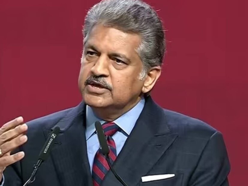 এখানেই না থেমে সমাজমাধ্যম ব্যবহার করা নিয়ে তিনি বলেন, “আমি এখানে বন্ধু তৈরি করতে আসিনি, আমি এখানে এসেছি কারণ সোশ্যাল মিডিয়া ব্যবসার গুরুত্বপূর্ণ হাতিয়ার। একটা প্ল্যাটফর্ম থেকে এক কোটি মানুষের প্রতিক্রিয়া পাওয়া যায়”।